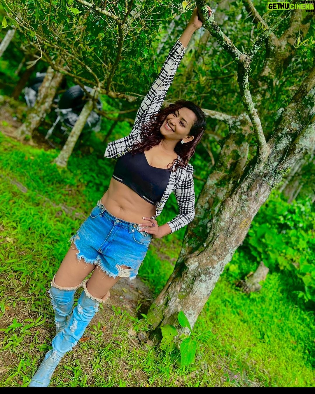 Sanjana Singh Instagram - At shooting movie name : Nalladhu sei Director name : kalimuthu Sir Producer : Sri karupar films Hero name: R Rahul Raj @rahulregi20 Location: Megamalai tiger reserve forest
