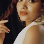 Sanjana Tiwari Instagram - She - who choreographs her life also like a music video. #deluludan Shot and edited by @ikriosgokul Styled by @anand.aries Makeup and hair by @noormakeup_mehndi #reels #reelitfeelit #chennai #explore #trending