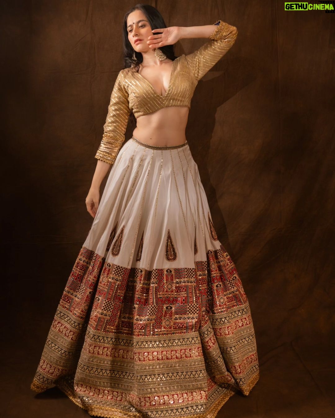 Sanjeeda Sheikh Instagram - Outfit @labelnityabajaj #ajrakhbynityabajaj 📷 @deepak_das_photography Makeup @makeupbytanvishah Jewel @the_jewel_gallery Stylist - @priyanshi2102