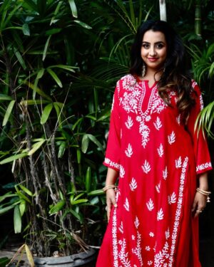 Sanjjanaa Instagram - As I complete my shoot in #cochin for @kundara_andiyappees , & I head back to my family to celebrate a Diwali only with Diya’s (lamps) without a single fire cracker …. 

I really thank my parents to have managed there grand son my baby so well in my absence while I was away for shoot …. 

Thanx to my team to have made me look so good during the shoot .

Beautiful chikan karo dress by @ruslaansiddiqui 
@kundara_andiyappees 🎬 
@anjana_anjanadeshpande 💄 
@princealarik follow my baby 
@makeupbymeghamalhotra 👱‍♀️