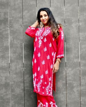 Sanjjanaa Instagram - As I complete my shoot in #cochin for @kundara_andiyappees , & I head back to my family to celebrate a Diwali only with Diya’s (lamps) without a single fire cracker …. 

I really thank my parents to have managed there grand son my baby so well in my absence while I was away for shoot …. 

Thanx to my team to have made me look so good during the shoot .

Beautiful chikan karo dress by @ruslaansiddiqui 
@kundara_andiyappees 🎬 
@anjana_anjanadeshpande 💄 
@princealarik follow my baby 
@makeupbymeghamalhotra 👱‍♀️
