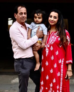 Sanjjanaa Instagram - As I complete my shoot in #cochin for @kundara_andiyappees , & I head back to my family to celebrate a Diwali only with Diya’s (lamps) without a single fire cracker …. 

I really thank my parents to have managed there grand son my baby so well in my absence while I was away for shoot …. 

Thanx to my team to have made me look so good during the shoot .

Beautiful chikan karo dress by @ruslaansiddiqui 
@kundara_andiyappees 🎬 
@anjana_anjanadeshpande 💄 
@princealarik follow my baby 
@makeupbymeghamalhotra 👱‍♀️