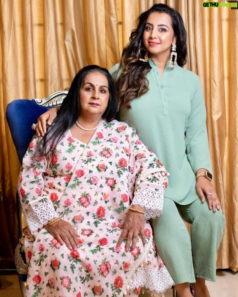 Sanjjanaa Instagram - Sometimes to continue our Social Media journey and make it more interesting , I feel the need of shooting with a companion … who better than my own boss, my own mom … 😍 we both look so fabulous in this lovely outfit from @momzjoy … it was fabulous to see my girls to come together @anjana_anjanadeshpande did our make up & @makeupbymeghamalhotra did my hair …. Let’s chat now in comment that how are you liking the look ? Follow my mom on instagram & welcome her with some love 💓💓 big shout oh and cheers to all moms there who have been coping up with there overwhelming hectic schedules to be managing their children and their careers … love to all life is too short, cherish every moment and live well while it lasts … ❤️ 21st Amendment Gastrobar Indiranagar