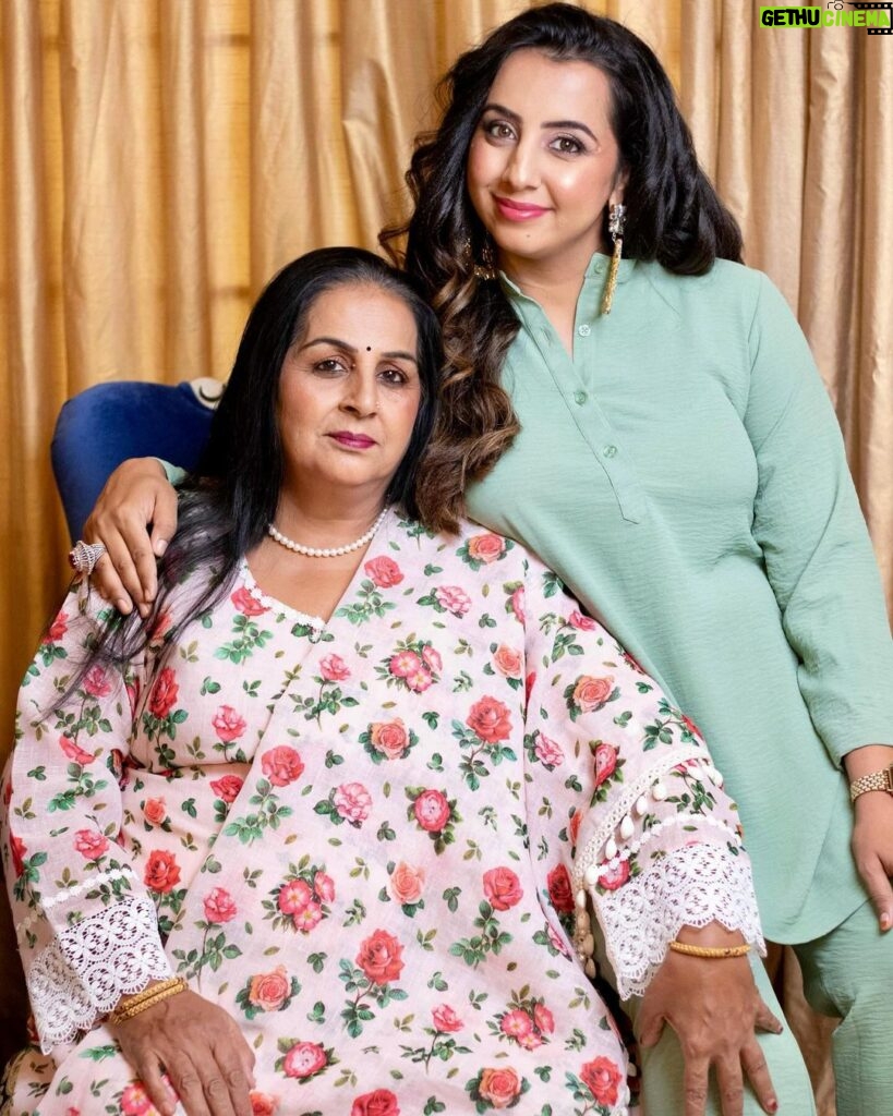 Sanjjanaa Instagram - Sometimes to continue our Social Media journey and make it more interesting , I feel the need of shooting with a companion … who better than my own boss, my own mom … 😍 we both look so fabulous in this lovely outfit from @momzjoy … it was fabulous to see my girls to come together @anjana_anjanadeshpande did our make up & @makeupbymeghamalhotra did my hair …. Let’s chat now in comment that how are you liking the look ? Follow my mom on instagram & welcome her with some love 💓💓 big shout oh and cheers to all moms there who have been coping up with there overwhelming hectic schedules to be managing their children and their careers … love to all life is too short, cherish every moment and live well while it lasts … ❤️ 21st Amendment Gastrobar Indiranagar