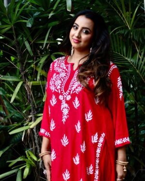 Sanjjanaa Instagram - As I complete my shoot in #cochin for @kundara_andiyappees , & I head back to my family to celebrate a Diwali only with Diya’s (lamps) without a single fire cracker …. 

I really thank my parents to have managed there grand son my baby so well in my absence while I was away for shoot …. 

Thanx to my team to have made me look so good during the shoot .

Beautiful chikan karo dress by @ruslaansiddiqui 
@kundara_andiyappees 🎬 
@anjana_anjanadeshpande 💄 
@princealarik follow my baby 
@makeupbymeghamalhotra 👱‍♀️