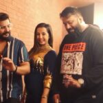 Sanjjanaa Instagram - It was a night full of fun .. and I happened to bump into a couple of my film industry Friends coincidently … the very talented & energetic boys @all_ok_official & @niranjan_deshpande … & my friend @sri.devi_roy ❤️ At the launch of a restaurant in the city … I really enjoyed using my complete make up products by @official_dermacol_india , check out how flawless and HD their base is … my super classy dress was customised by Gayathri @riddhi_99design … Photographed by @mahesh_maahi8 Karnataka, Bangalore