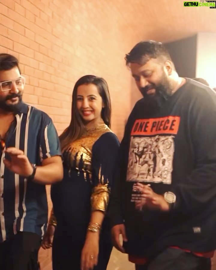 Sanjjanaa Instagram - It was a night full of fun .. and I happened to bump into a couple of my film industry Friends coincidently … the very talented & energetic boys @all_ok_official & @niranjan_deshpande … & my friend @sri.devi_roy ❤️ At the launch of a restaurant in the city … I really enjoyed using my complete make up products by @official_dermacol_india , check out how flawless and HD their base is … my super classy dress was customised by Gayathri @riddhi_99design … Photographed by @mahesh_maahi8 Karnataka, Bangalore