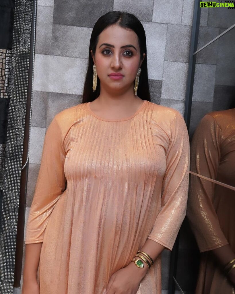 Sanjjanaa Instagram - At @momzjoy Fashion is a delightful dance of comfort and style, don't you agree? Behold the sheer comfort emanating from my outfit in these mesmerizing pictures. As the sands of time trickle through the hourglass, I find myself gravitating towards the embrace of comfort, relinquishing the need to impress others with convoluted ensembles. For you see, my precious bundle of joy, my darling baby, nestled tenderly in my loving arms, takes precedence over all else. The well-being and bliss of my beloved @princealarik hold the highest sway in my heart. It comes as no surprise that @momzjoy has rightfully earned the esteemed accolade of being the unrivaled choice for #maternity wear in our enchanting land, #India. The artistry of my hair and makeup was skillfully crafted by the talented @ss_makeover_by_suha, adding an ethereal touch to this enchanting tableau of love. Karnataka, Bangalore
