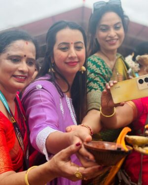 Sanjjanaa Instagram - Bangalore witnessed the very best #kambala event , for the first time at the palace grounds organised by @official_gurukiran , #gunaranjanshetty , 
#ashokrai , #prakashshetty . This event was made in a very luxurious scale and it’s possible only when such powerful people come together and give it there all we should thank the organisers who are really successful dignitaries to have conducted such a potential celebration in our city #Bangalore . 

It was famously called “ #bengalurukambalanammakambala “ , it was the biggest cultural event I have ever seen conducted in my life On such a vast scale , gathering visitors of up to 11 lakh people , it was an honour to be among the dignitaries  on stage, which had many politicians led by our x cm @bsyediyurappa @bsybjp  ji , Shobha karandlaje ji , and many others … 

I felt this event was very important to be conducted every year in Bangalore because it’s a beautiful cultural gathering ,  and it gave a livelihood of earning to so many people who had put this event together in terms of the labours who were involved in putting this togeather , it was as good as a exebition a “ Ooru jathraa “ which made every one feel proud to be from #karnataka , growing this festival and stretching borders of its popularity from #manglore to #bengaluru …. 

It was lovely to catch up with old friend @pallavigurukiran , she is such a warm person . 

There was a spark of happiness &  celebration in the face of everyone who are attended the event and it was a truely Energetic mega Festival one can ever witness and never forget . Jai karnataka , Jai Jai karnataka mathay. Jai hind .