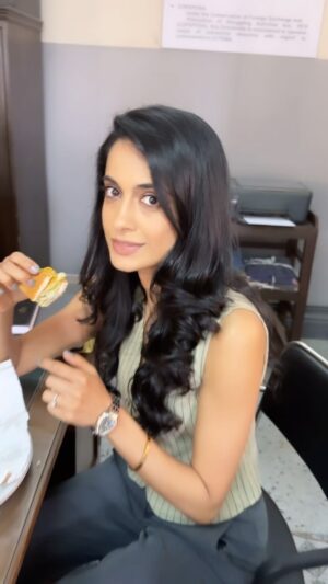 Sarah Jane Dias Instagram - When you’re ‘that’ actor on set 😂
.
this dialogue exchange is from one of my all time favourites - Julie and Julia. This scene, between @stanleytucci and #merylstreep is an exact representation of how I feel about food. And how wonderful it is to see a woman just ‘eat’ and be whatever size she chooses and yet feel loved, nay, admired by her husband.
.
#foodgloriousfood #julieandjulia