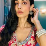 Sarah Jane Dias Instagram - Happy Diwali 🪔🪔🪔🪔 . #happydiwali #maythelightbewithyou #desivibe #diwalioutfit #diwalilook