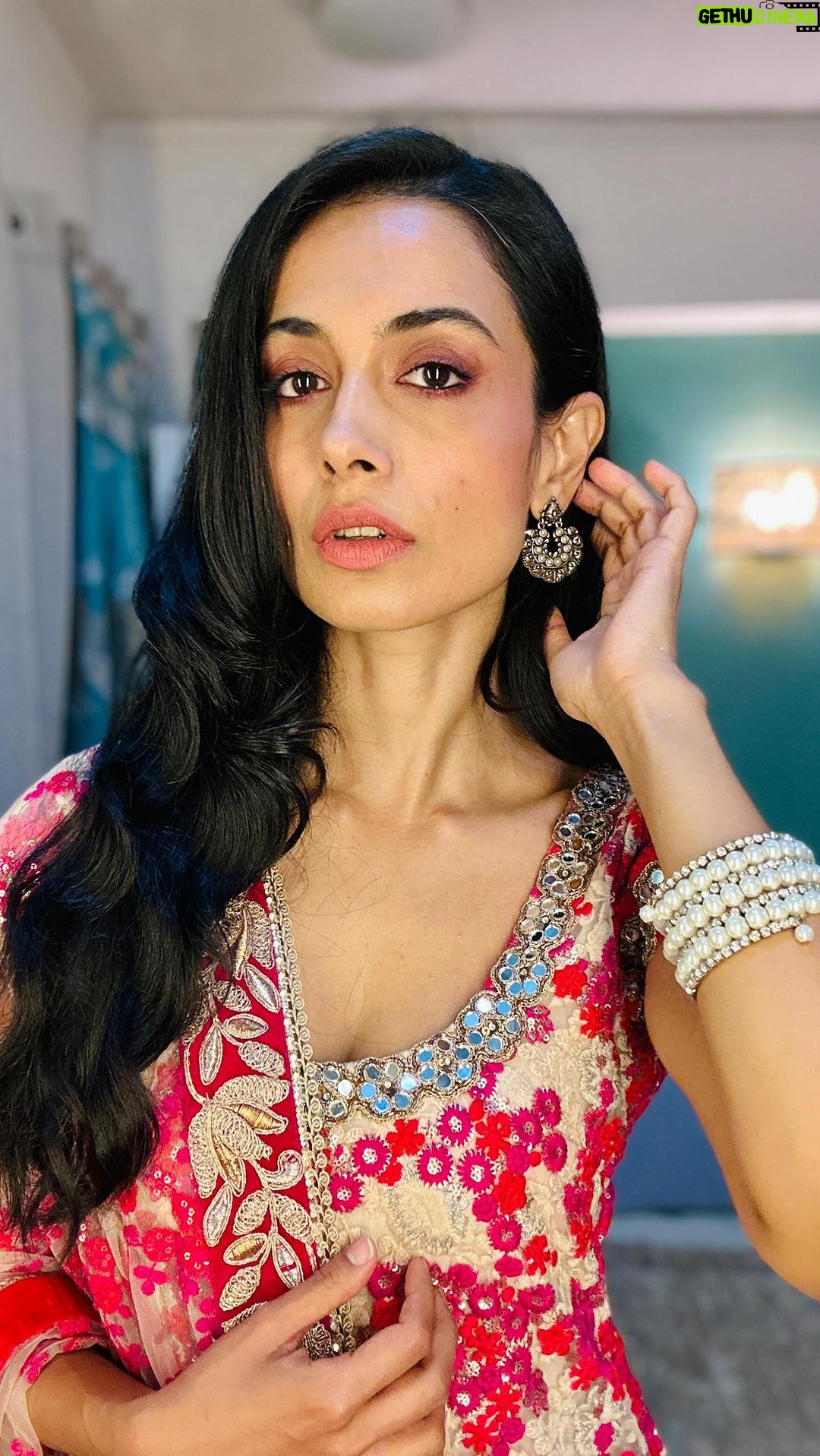 Sarah Jane Dias - 10.2K Likes - Happy Diwali 🪔🪔🪔🪔
.
#happydiwali #maythelightbewithyou #desivibe #diwalioutfit #diwalilook