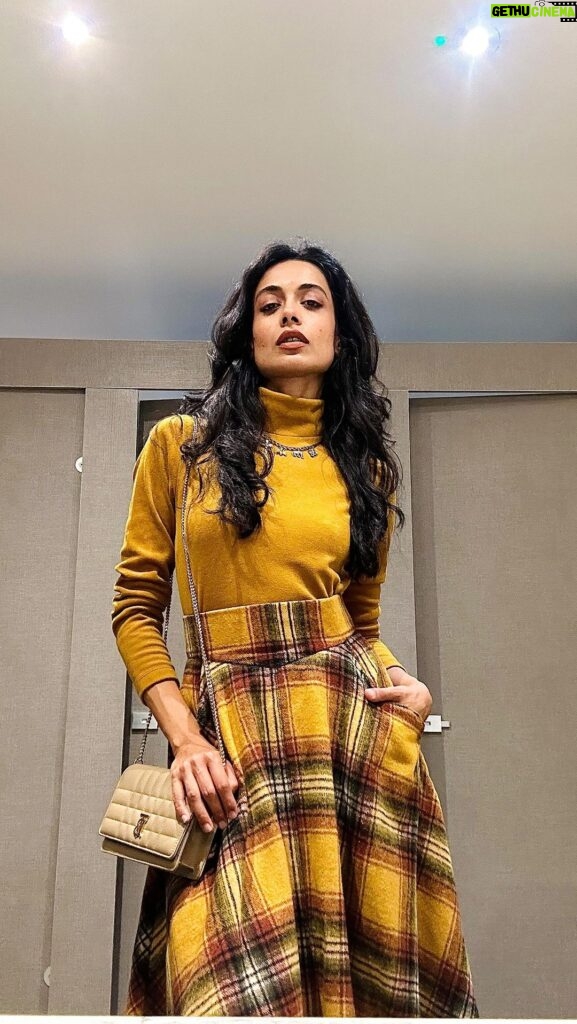 Sarah Jane Dias Instagram - when you get the outfit right 🤎 . #outfitplanning #fashion #fashionreel #ilovefashion #fashiongram #instafashion