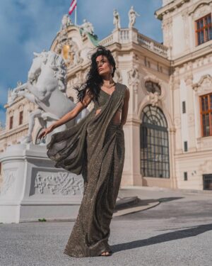 Sarah Jane Dias Instagram - my, what nice arms you have 😜
.
sari - @yeh_lehenga_nahi_mehenga 
hair and makeup - @sarahjanedias
styling and accessories - @hansichika 
photography - @sevenenis 
.
#photoshoot #vienna #austria #sari #saree #indianwear #prestitchedsaree