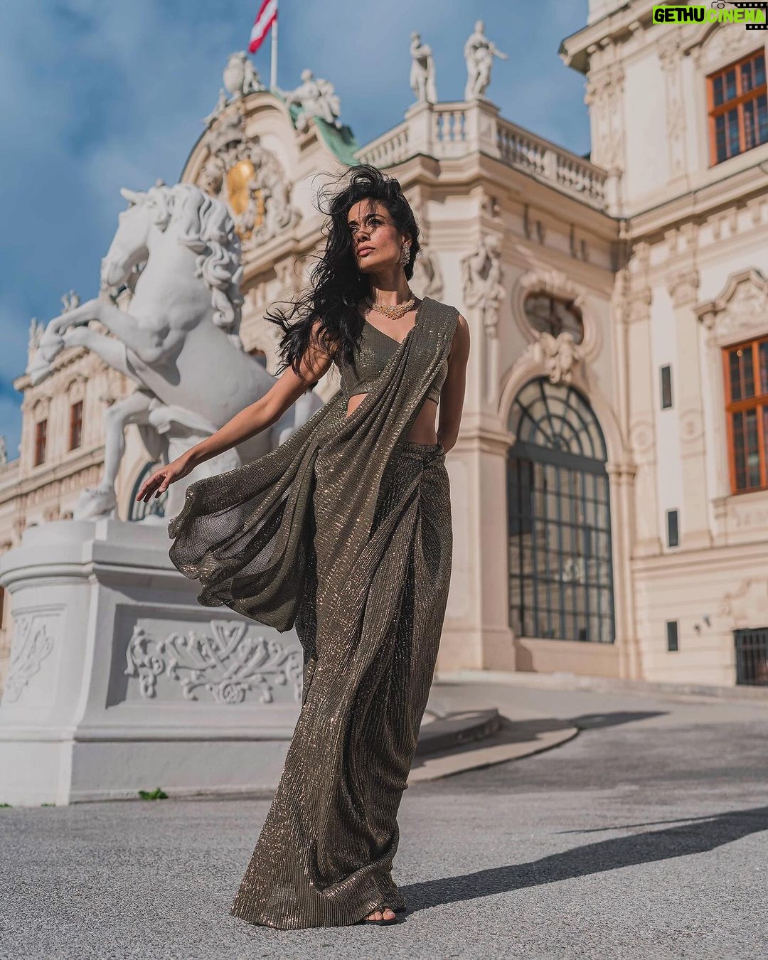 Sarah Jane Dias - 19.5K Likes - my, what nice arms you have 😜
.
sari - @yeh_lehenga_nahi_mehenga
hair and makeup - @sarahjanedias
styling and accessories - @hansichika
photography - @sevenenis
.
#photoshoot #vienna #austria #sari #saree #indianwear #prestitchedsaree