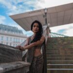Sarah Jane Dias Instagram - my, what nice arms you have 😜 . sari - @yeh_lehenga_nahi_mehenga hair and makeup - @sarahjanedias styling and accessories - @hansichika photography - @sevenenis . #photoshoot #vienna #austria #sari #saree #indianwear #prestitchedsaree Vienna, Austria
