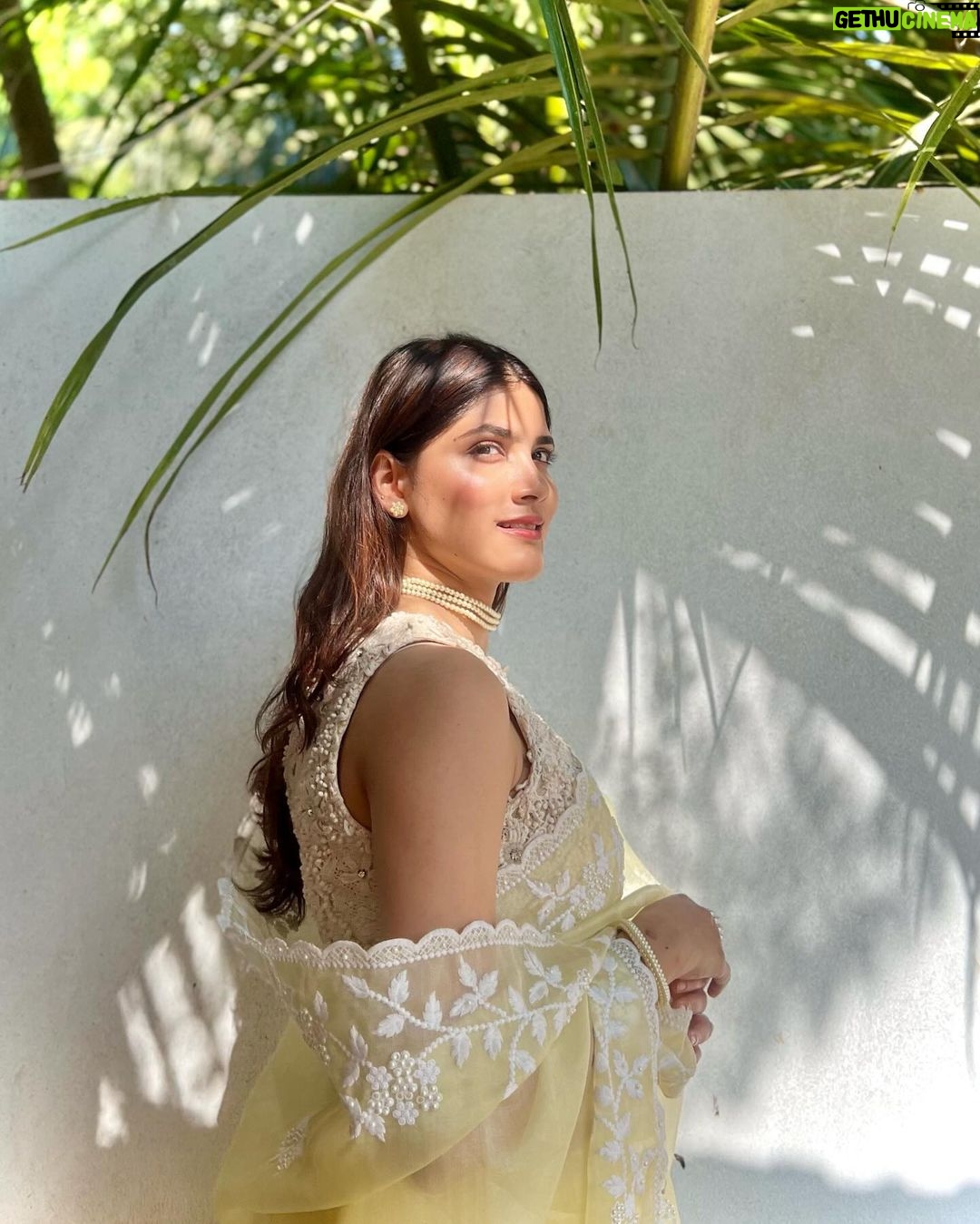 Sayli Patil Instagram - Lemon hues adorned in pearls. 🍋✨