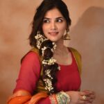 Sayli Patil Instagram - #reuse #recreate Diwali outfit planning is an exciting task. I keep mixing and matching my plain Anarkali suits with vibrant dupattas and that’s my secret to create endless stunning looks. This time, I chose my old pink suit with orange dupatta, added a stunning jacket for that extra pop of glam. Embracing this new color palette, and I'm absolutely in love with the result! :) 🌸✨ 📷 @kaustubh_gokhale