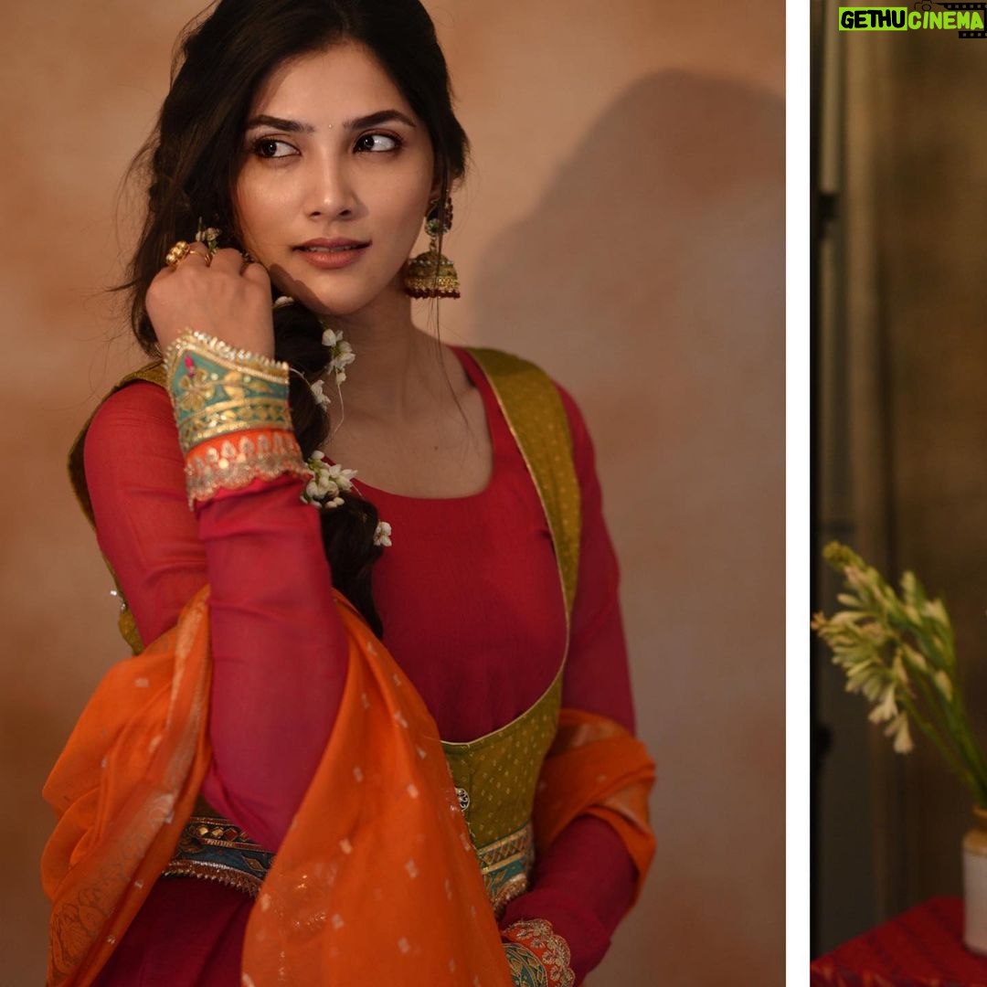 Sayli Patil Instagram - #reuse #recreate Diwali outfit planning is an exciting task. I keep mixing and matching my plain Anarkali suits with vibrant dupattas and that’s my secret to create endless stunning looks. This time, I chose my old pink suit with orange dupatta, added a stunning jacket for that extra pop of glam. Embracing this new color palette, and I'm absolutely in love with the result! :) 🌸✨ 📷 @kaustubh_gokhale