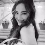 Seerat Kapoor Instagram - Mood 🖤 H&M @somishree_hairandmakeup