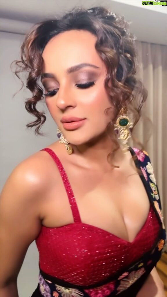 Seerat Kapoor Instagram - May this year take us closer to ourselves and the life we would love to lead! Spread love and joy always. Happy Diwali Fam Jam. Stay blessed ♥🪔 Styled by: @officialanahita Saree: @cyynosurepune Blouse: @varunchakkilam Earrings: @ajnaaofficial Kada & ring: @adornablesbysonalimehra Makeup by: @khateejakhanofficial Hair by: @bhanu_makeup_hairstylist Style team: @pranathivarma.k