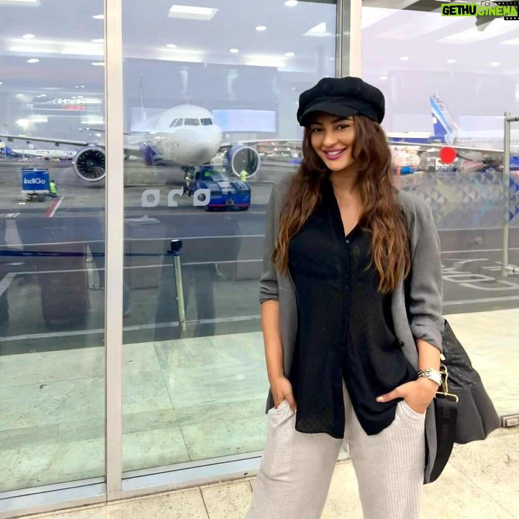 Seerat Kapoor Instagram - Off to shoot the last leg of my film with @imsharwanand @tsriramadittya @peoplemediafactory 👟✈️ This schedule is going to be blast. We have a song coming up only for you! Wait for it ♥️🎵 What say #hyderabad 😘 Hyderabad