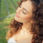 Seerat Kapoor Instagram - Your lady dons the singing hat 👒 If you enjoy this voice, I promise to sing you a lot more 😘 #AaoNa ♥️ H&M @artistrybykri Assisted by @makeupandhairby_meghana Styled by @poojaaparik1111 @ishaankhanblive @aman01offl @themadphotographer @jjustmusicofficial