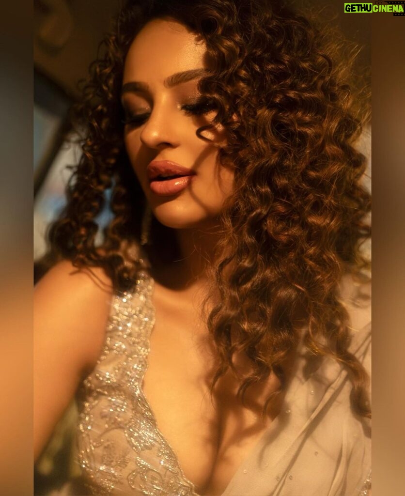 Seerat Kapoor Instagram - 🌙 Label: @neerusindia Makeup: @joygoswami26 Photographer: @__taleteller__ Hair: @sanjana_lachhwani