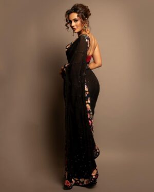 Seerat Kapoor Instagram - Careful with the pataka 😉

Styled by: @officialanahita
Saree: @cyynosurepune
Blouse: @varunchakkilam
Earrings: @ajnaaofficial
Kada & ring: @adornablesbysonalimehra
Makeup by: @khateejakhanofficial
Hair by: @bhanu_makeup_hairstylist 
Style team: @pranathivarma.k 
Pic: @epics_by_pradeep