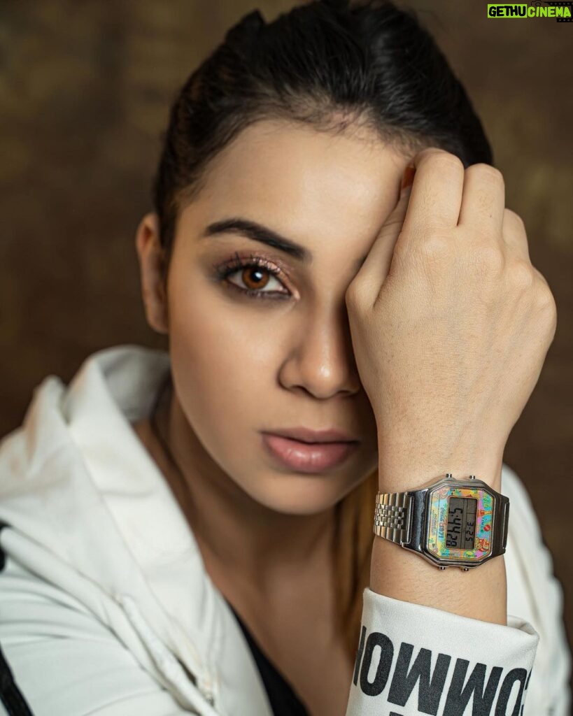 Sehrish Ali Instagram - My style game is always on point. And now with this new masterpiece from the most celebrated collection Timex X Coca-cola, I’ve taken my style quotient a notch higher. Check out this limited edition range celebrating unity and love on shop.timexindia.com . @timex.india @cocacola #Timex #TimexIndia #TimexXCocaCola #cocacola #coke1971collection #unitycollection