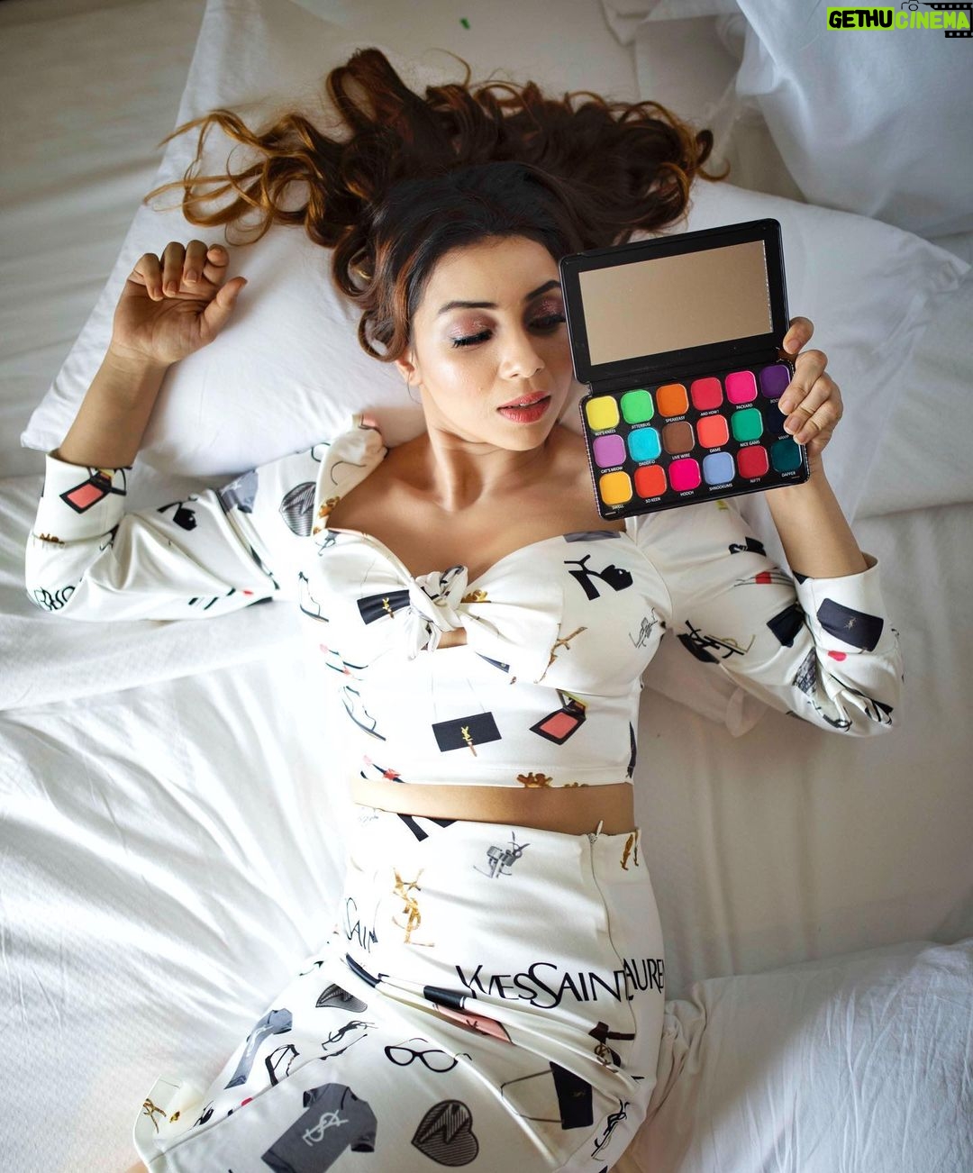 Sehrish Ali Instagram - Thank u @europegirlcosmetics for making makeup so interesting ❤️❤️ Hair by @therahulsain Makeup @johar_khan786 Makeup partner @europegirlcosmetics Location @thefernlonavala Styled by @arjunkumar_offical #eyeshadowlooks #makeuplooks #makeup #beautybloggers #anastasiabeverlyhills #morphebrushes #beautytips #muasfeaturing #100daysofmakeup #colourpopme #sehrishali