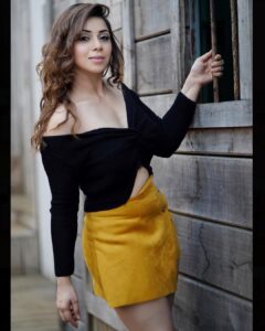 Sehrish Ali Instagram - She has a heart as golden as Sun... Do u know who is she???‼️ Styled by @anusoru @rituponia Mua @rupesh_makeup 📷 @cameracrew.in 💪️ #Fitgirl #fitfam #toptags #fit #fitness #workout #gym #model #fitspo #bodybuilding #love #healthy #fitnessbody #fitnessmodel #bikinifiness #fitgirls #girlswithmuscle #muscles #strong #beastmode # #gymlife #fitfrenchies #girlswholift #zeetv #atba Sets in the City