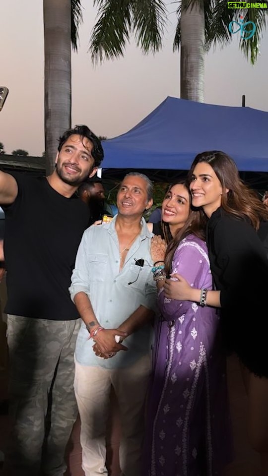 Shaheer Sheikh Instagram - Feels like just yesterday that the journey of Do Patti began…and it’s unbelievable that we’ve made it to the finish line so soon! Super duper grateful to this ambitious and tenacious crew who has managed to battle everything from fire to ice! And come out winners 🥂 To the cast that has given it their all and how - @kritisanon @kajol @shaheernsheikh and all the amazing actors who hit it out of the park - Thank you! To our director @beatnikbob and DOP @mart - for infusing their magical and unbeatable craft to our story - there could have been no one better! And to the one who started it all, our writer-producer @kanika.d - Do Patti wouldn’t exist without you! Folks and subscribers of the legendary @netflix - Y’all are going to be in for a treat real soon! 🫡