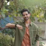 Shakti Arora Instagram - Zindagi jeene ke liye bani hai, aur hum sochne mein hi guzar dete hain.. . . . @creative_titu_01 #shaktiarora