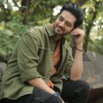 Shakti Arora Instagram - Zindagi jeene ke liye bani hai, aur hum sochne mein hi guzar dete hain.. . . . @creative_titu_01 #shaktiarora