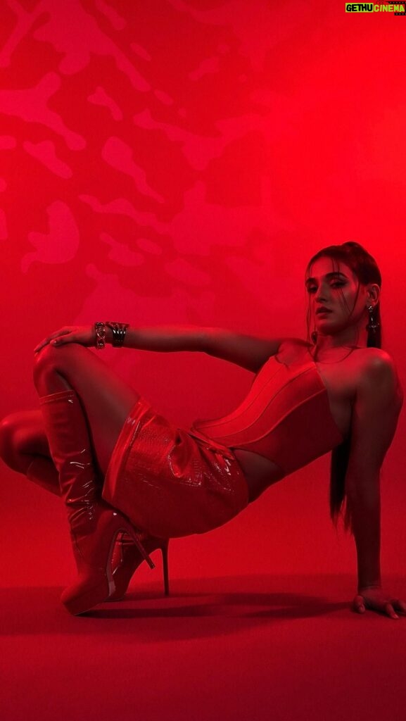 Shakti Mohan Instagram - Paint the town red 💋 Styling @shreyandurjastyle Skirt @dewarworld Corset @bout_to_wear Boots @londonrag_in Hair @dwyessh_hairwizard @aaliyahussainhairmakeupcreator Makeup @ritickasjalan Videography @shubhamdancer 🫶🏼 @premavshetty @_shraddhabobade_ @jagtap721