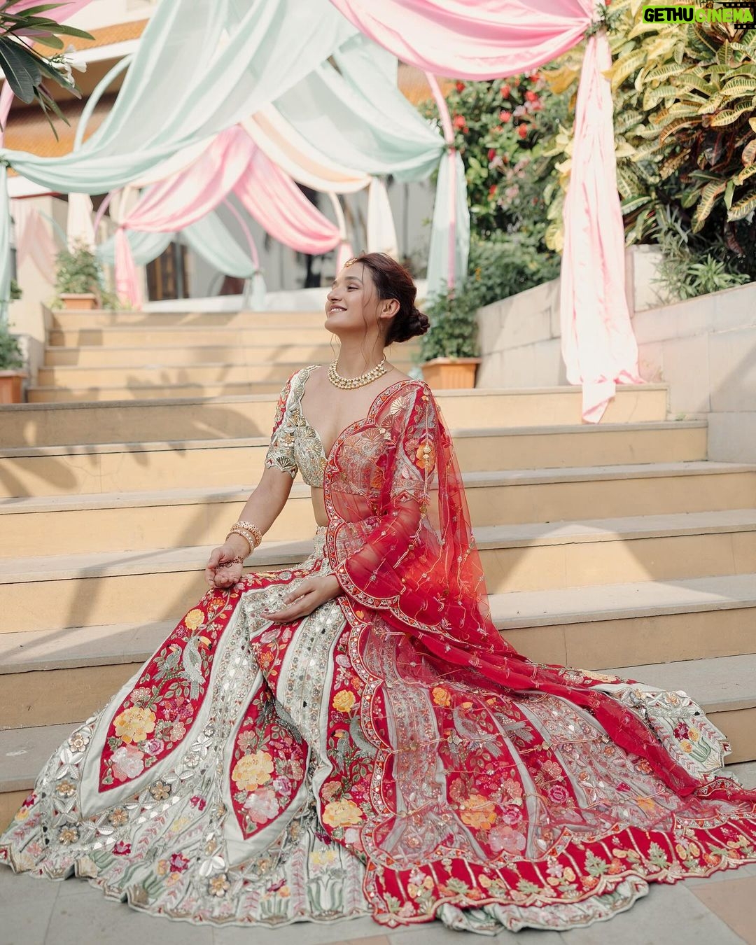 Shakti Mohan - 1 Million Likes - Behen di mehandi 💛
#besttimes @muktimohan @whokunalthakur
Styled by @shreyandurjastyle
Outfit @anishashettyofficial
Jewellery @swabhimannjewellery @rubans.in
Hair @aaliyahussainhairmakeupcreator
Makeup @ritickasjalan
Photos @themadeinheaven
@shubhamdancer