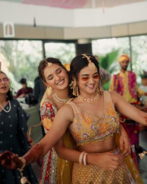 Shakti Mohan Instagram - Behen di mehandi 💛
#besttimes @muktimohan @whokunalthakur 

Styled by @shreyandurjastyle 
Outfit @anishashettyofficial 
Jewellery @swabhimannjewellery @rubans.in 
Hair @aaliyahussainhairmakeupcreator 
Makeup @ritickasjalan 
Photos @themadeinheaven 
@shubhamdancer