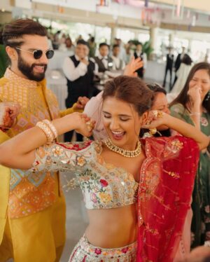 Shakti Mohan Instagram - Behen di mehandi 💛
#besttimes @muktimohan @whokunalthakur 

Styled by @shreyandurjastyle 
Outfit @anishashettyofficial 
Jewellery @swabhimannjewellery @rubans.in 
Hair @aaliyahussainhairmakeupcreator 
Makeup @ritickasjalan 
Photos @themadeinheaven 
@shubhamdancer
