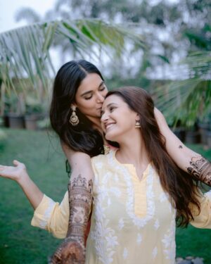 Shakti Mohan Instagram - Behen di mehandi 💛
#besttimes @muktimohan @whokunalthakur 

Styled by @shreyandurjastyle 
Outfit @anishashettyofficial 
Jewellery @swabhimannjewellery @rubans.in 
Hair @aaliyahussainhairmakeupcreator 
Makeup @ritickasjalan 
Photos @themadeinheaven 
@shubhamdancer