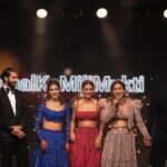 Shakti Mohan Instagram - All my favorite people together ♥️ @muktimohan @whokunalthakur @nihaarpandya @neetimohan18 Photography @themadeinheaven Styled by @shreyandurjastyle Outfit @payalkeyalofficial Jewellery @mozaati Makeup @ritickasjalan Hair @aaliyahussainhairmakeupcreator