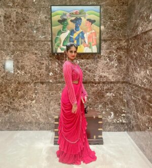 Shamlee Instagram - Leaving a trail of Glitter ✨ 

Outfit - @tifarachennai 
Make up - @makeupupendra 
Hair - @jimhairlogist