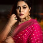 Shamna Kasim Instagram – Keep calm and stay happy 🩷

Saree: @chelaclothing 
Jewelry: @becoz_its_silver 
Pics: @v_capturesphotography 
Hairstylist: @hairartistpoojagupta 
Personal staff: @pranay_kohli 

@etvtelugu2708 @etvwin #dheepremierleague #lovemyjob 🧿