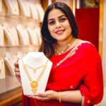 Shamna Kasim Instagram - Stepping into a world of elegance at Extragram's 3rd showroom in Abudhabi! ✨ Thrilled to be a part of their newsest store in Shabiya 11, Abudhabi, showcasing a stunning collection with 0% making charge on jewelry. Every piece tells a story, and I'm excited to share this one with you. Dive into luxury at Extragram! 💍🌟 #ExtragramJewels #AbudhabiDiaries #JewelryMagic