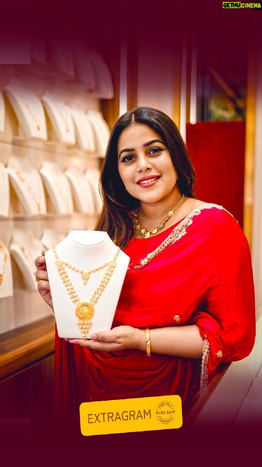 Shamna Kasim Instagram - Stepping into a world of elegance at Extragram's 3rd showroom in Abudhabi! ✨ Thrilled to be a part of their newsest store in Shabiya 11, Abudhabi, showcasing a stunning collection with 0% making charge on jewelry. Every piece tells a story, and I'm excited to share this one with you. Dive into luxury at Extragram! 💍🌟 #ExtragramJewels #AbudhabiDiaries #JewelryMagic
