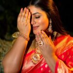 Shamna Kasim Instagram - Find a reason to smile every day… Saree: @ananyacollections_for_you Blouse: @vasudevan.arun Jewelry: @kushalsfashionjewellery Pics: @v_capturesphotography Hairstylist: @hairartistpoojagupta Personal staff: @pranay_kohli @etvtelugu2708 @etvwin #dheepremierleague #lovemyjob 🧿