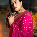 Shamna Kasim Instagram - Keep calm and stay happy 🩷 Saree: @chelaclothing Jewelry: @becoz_its_silver Pics: @v_capturesphotography Hairstylist: @hairartistpoojagupta Personal staff: @pranay_kohli @etvtelugu2708 @etvwin #dheepremierleague #lovemyjob 🧿