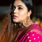 Shamna Kasim Instagram - Keep calm and stay happy 🩷 Saree: @chelaclothing Jewelry: @becoz_its_silver Pics: @v_capturesphotography Hairstylist: @hairartistpoojagupta Personal staff: @pranay_kohli @etvtelugu2708 @etvwin #dheepremierleague #lovemyjob 🧿