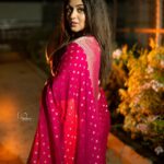 Shamna Kasim Instagram - Keep calm and stay happy 🩷 Saree: @chelaclothing Jewelry: @becoz_its_silver Pics: @v_capturesphotography Hairstylist: @hairartistpoojagupta Personal staff: @pranay_kohli @etvtelugu2708 @etvwin #dheepremierleague #lovemyjob 🧿