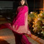 Shamna Kasim Instagram - Keep calm and stay happy 🩷 Saree: @chelaclothing Jewelry: @becoz_its_silver Pics: @v_capturesphotography Hairstylist: @hairartistpoojagupta Personal staff: @pranay_kohli @etvtelugu2708 @etvwin #dheepremierleague #lovemyjob 🧿